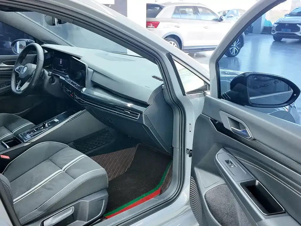 Volkswagen Golf 2024 из CN, фото 9
