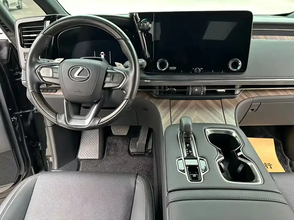 Lexus LM — фото 5