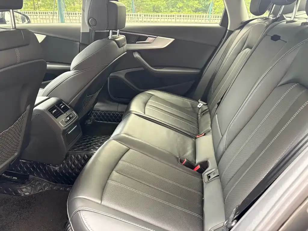 Audi A4L 2023 из CN, фото 2