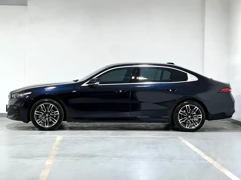 BMW 5 Series 2024 из CN, фото 2