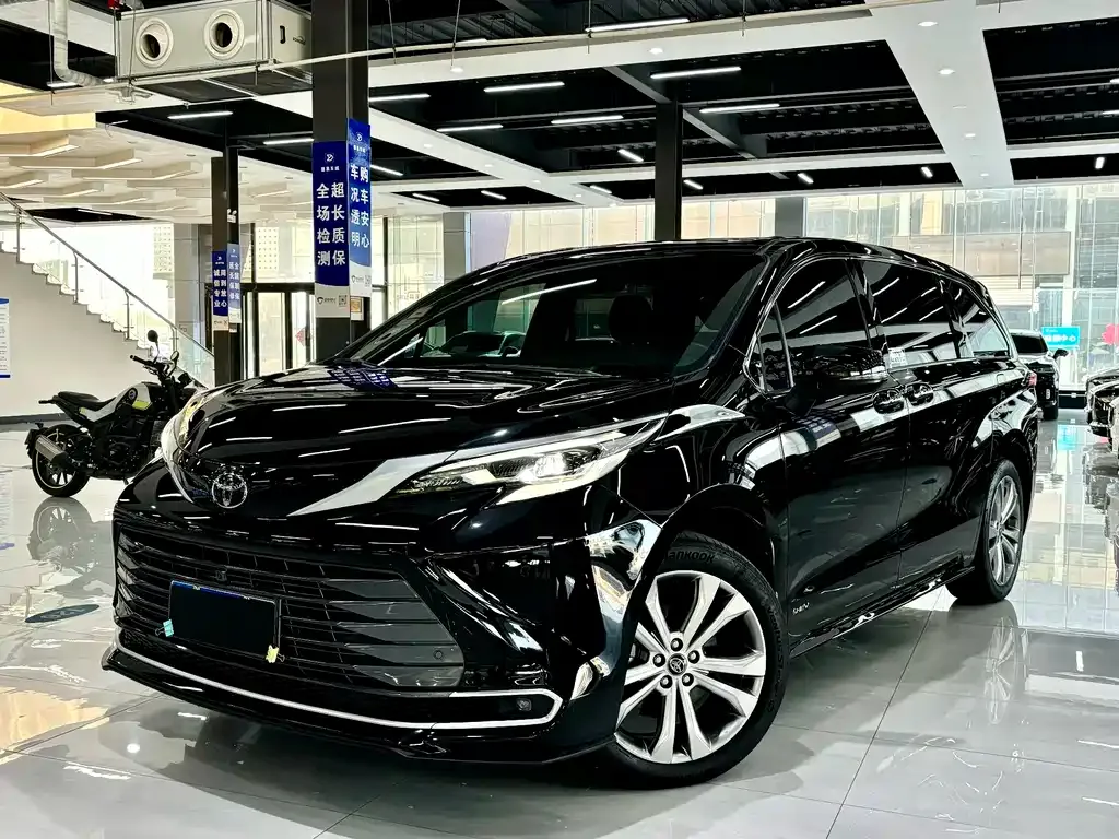 Toyota Sienna — фото 1
