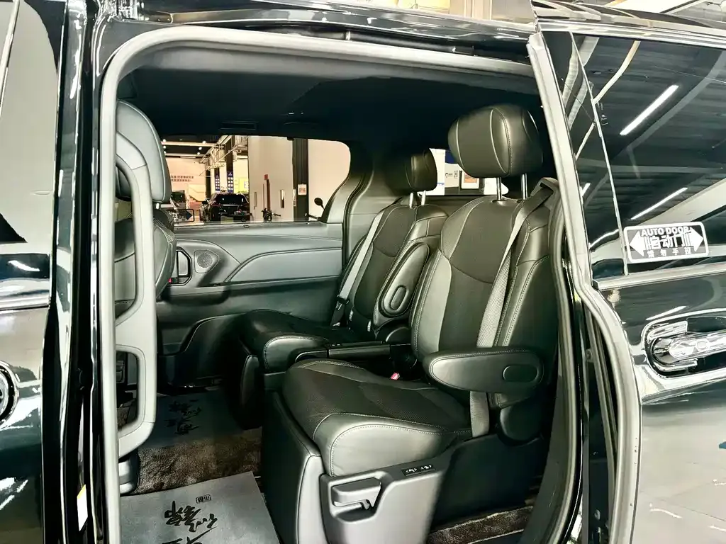 Toyota Sienna — фото 2