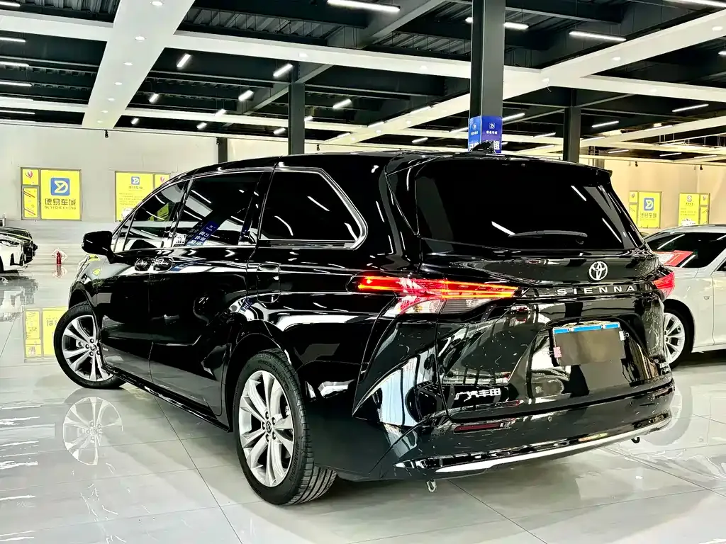 Toyota Sienna — фото 8