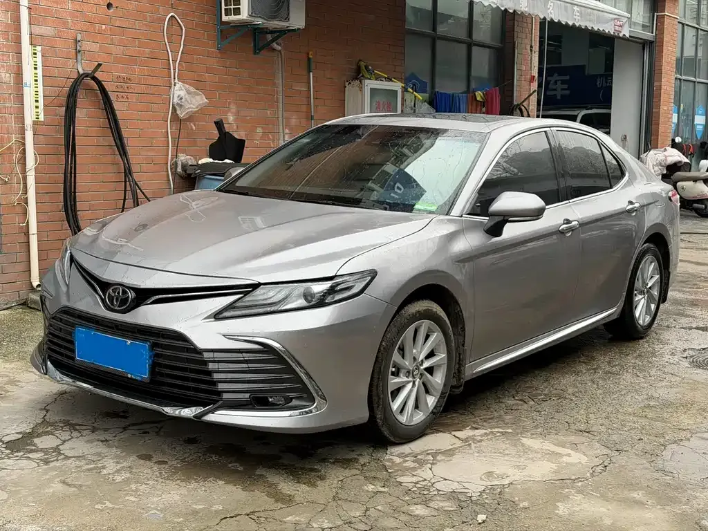 Toyota Camry — фото 1
