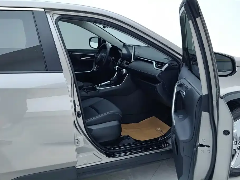 Toyota RAV4 — фото 9