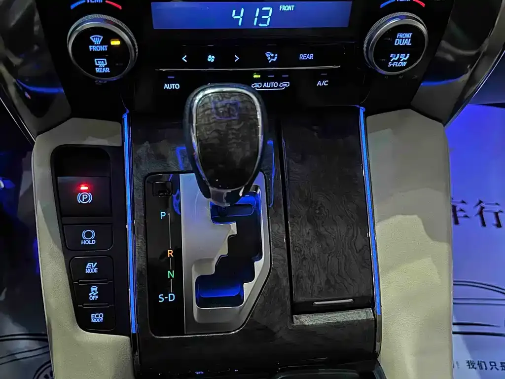 Toyota Vellfire — фото 2