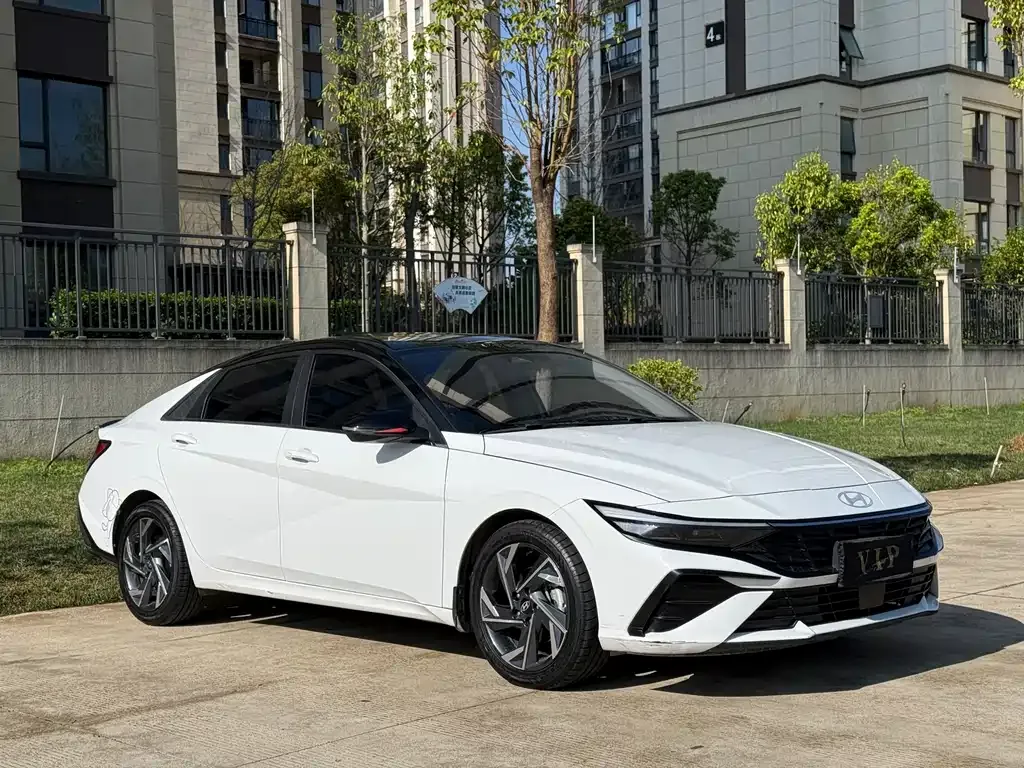 Hyundai Elantra — фото 1