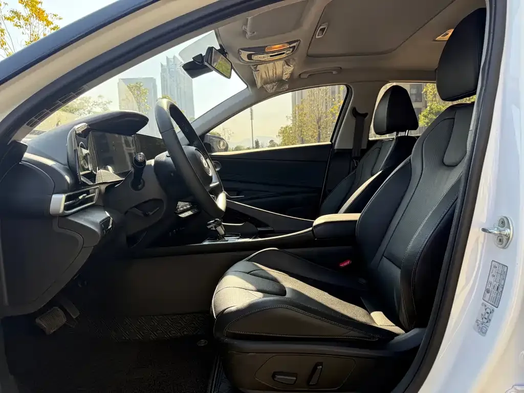 Hyundai Elantra — фото 2