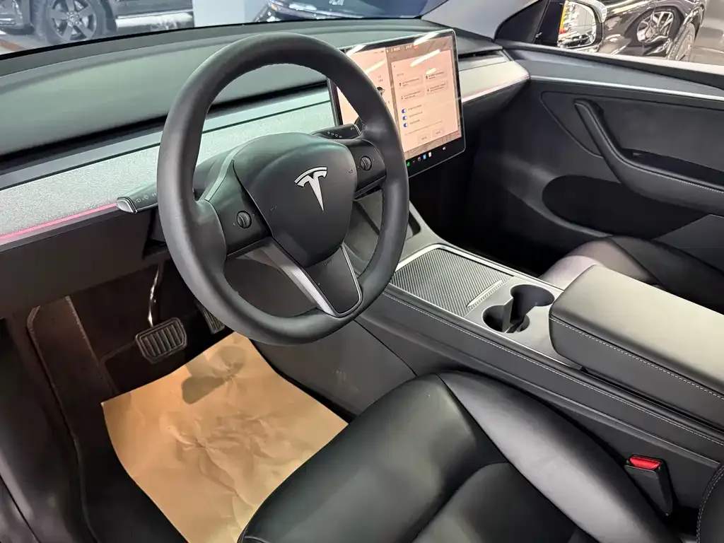 Tesla Model Y — фото 6
