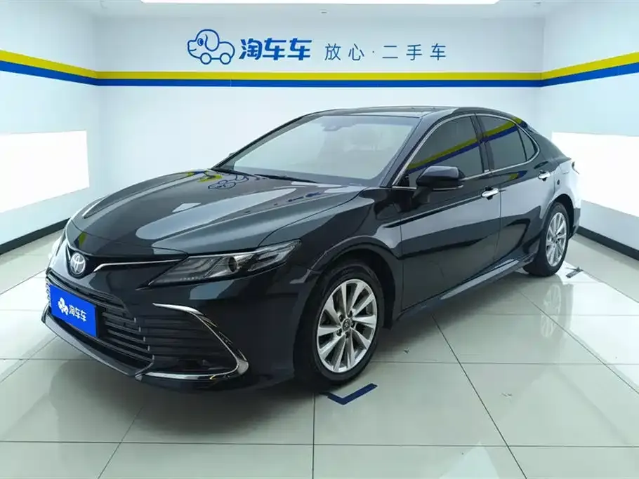 Toyota Camry — фото 1