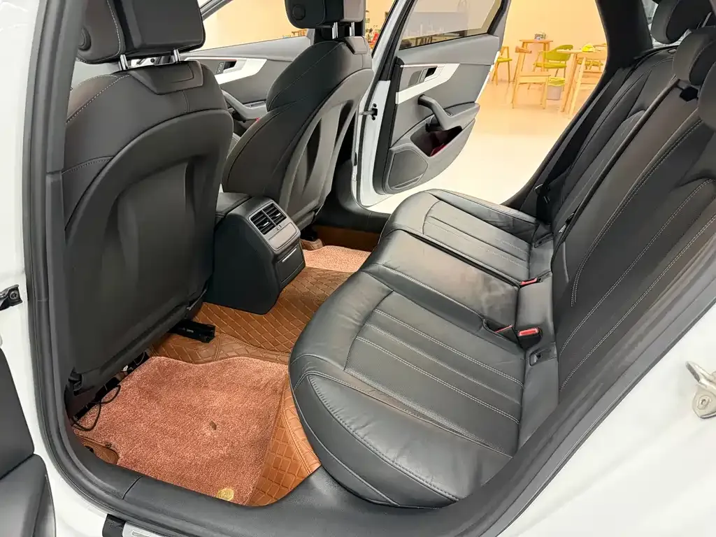 Audi A4L 2021 из CN, фото 4