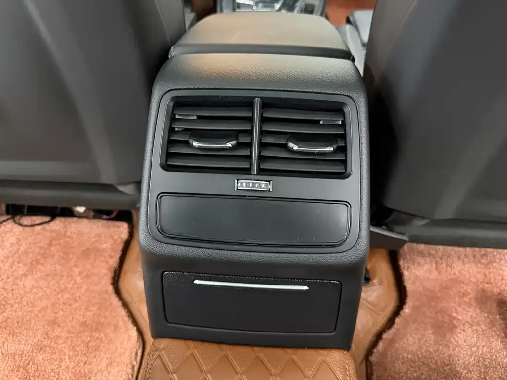 Audi A4L 2021 из CN, фото 5