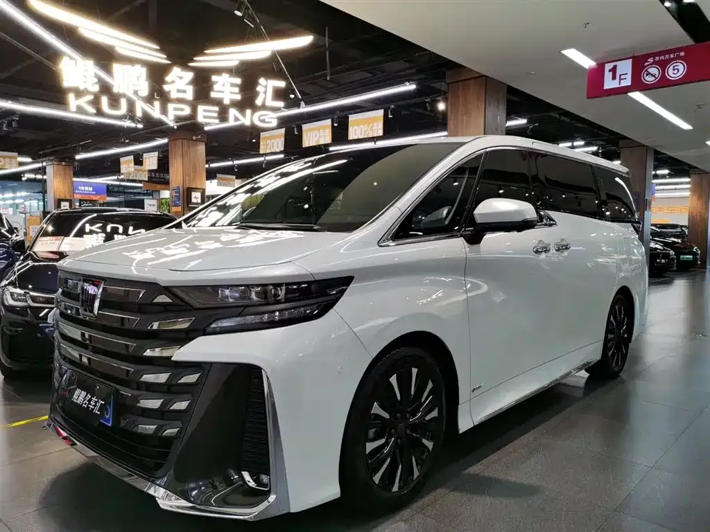 Toyota Vellfire — фото 1