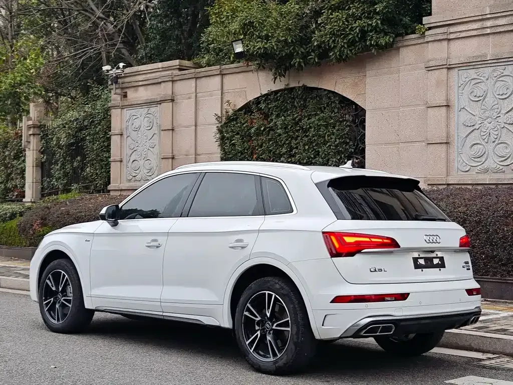 Audi Q5L — фото 10