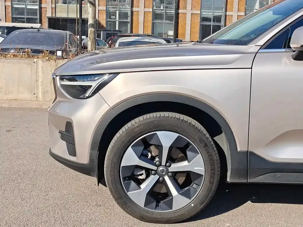 Volvo XC40 — фото 7
