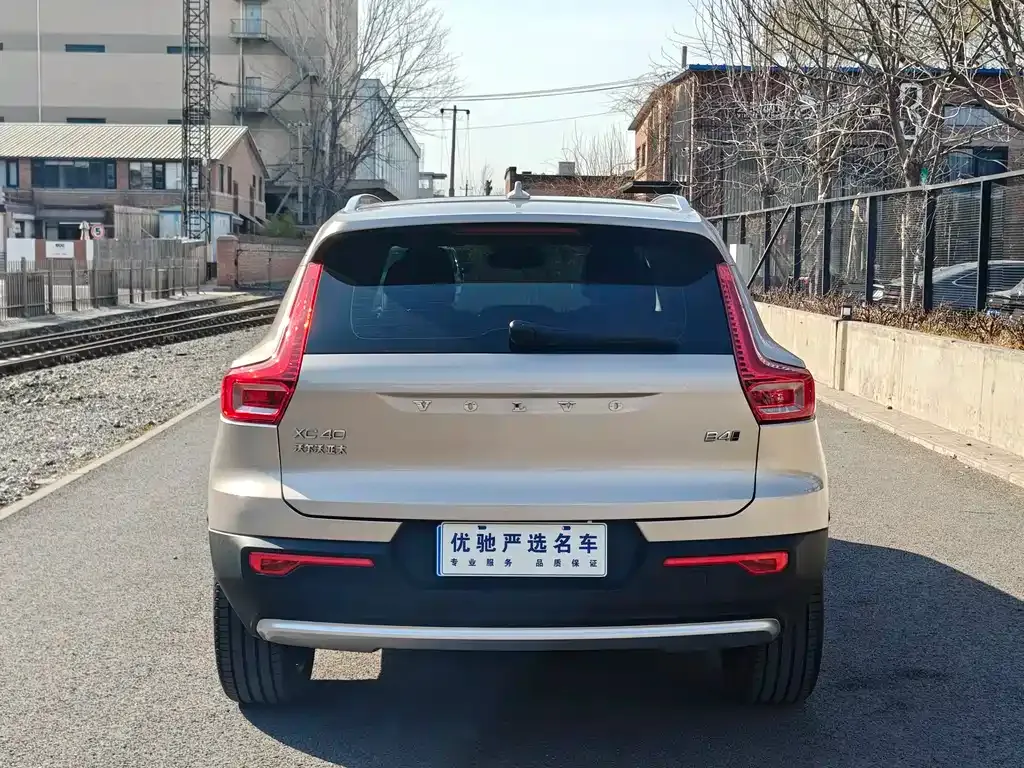 Volvo XC40 — фото 10