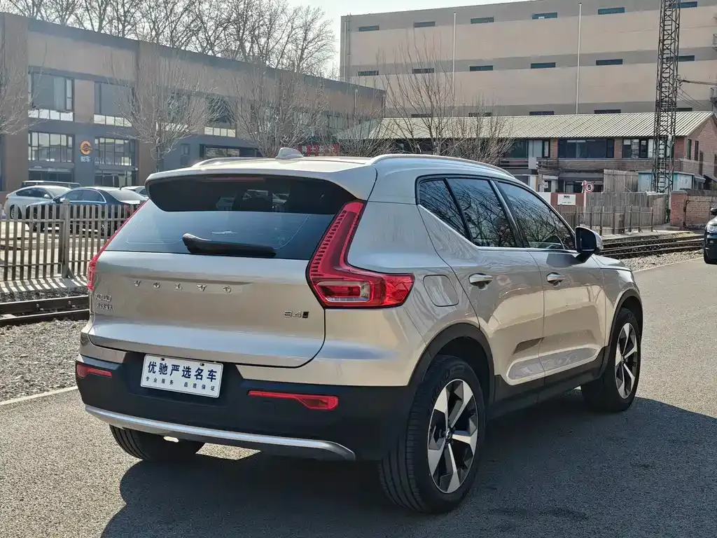 Volvo XC40 — фото 9