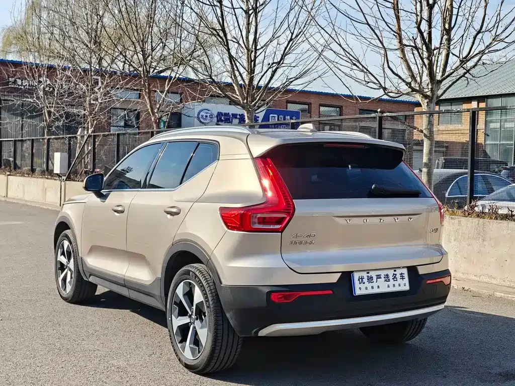 Volvo XC40 — фото 8