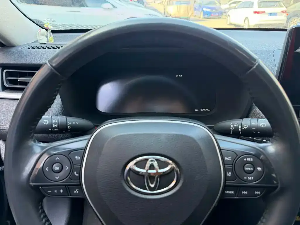 Toyota RAV4 — фото 2