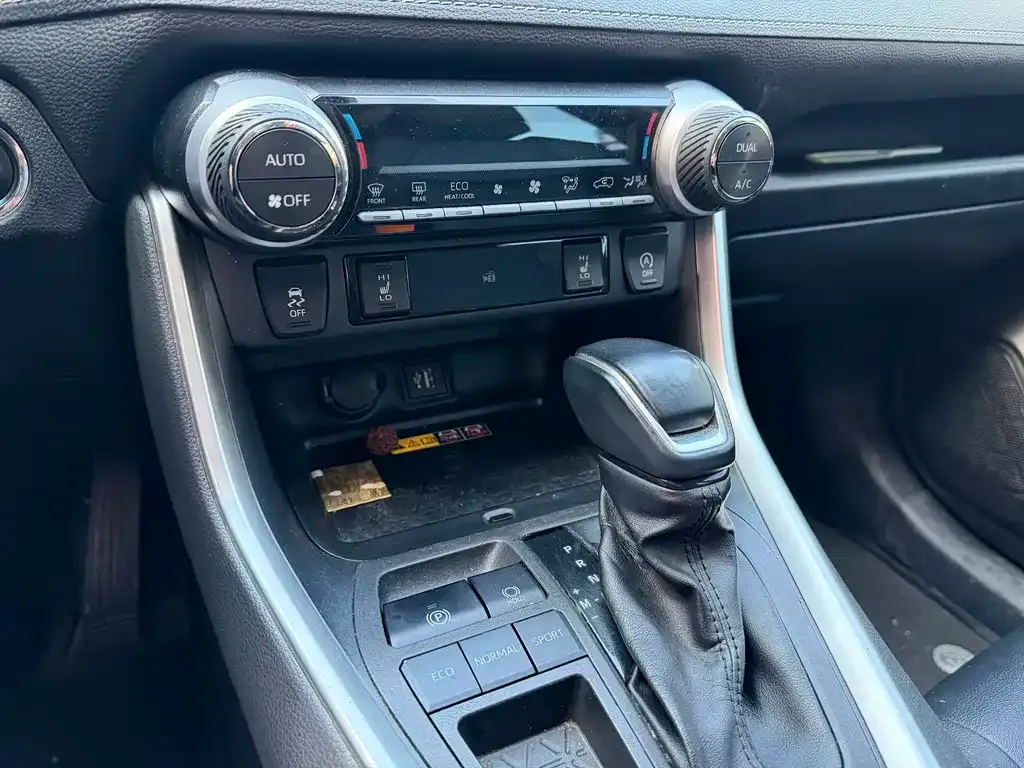 Toyota RAV4 — фото 7