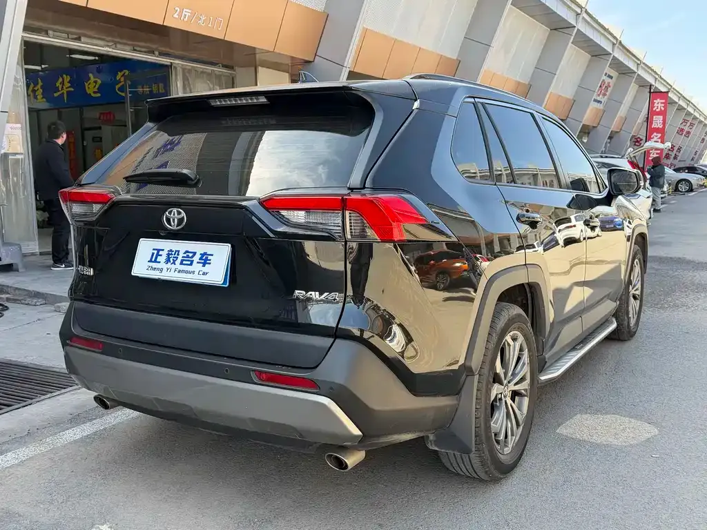 Toyota RAV4 — фото 6