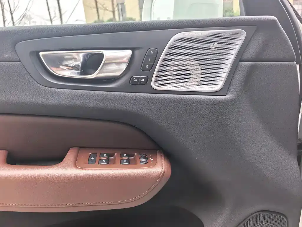 Volvo XC60 PHEV 2024 из CN, фото 8