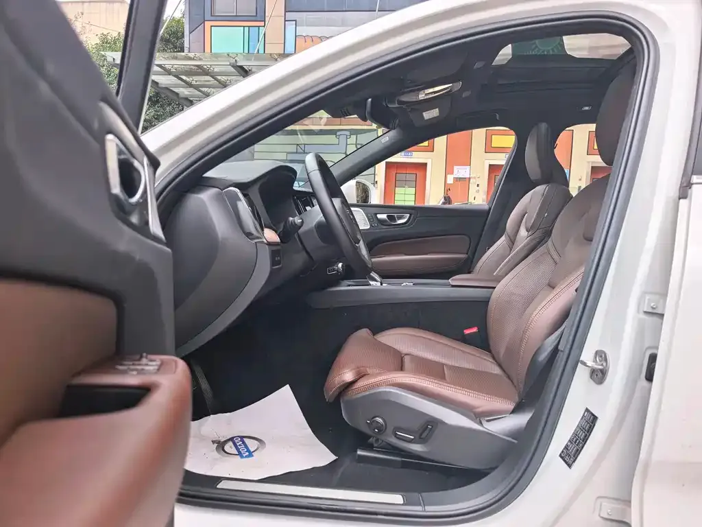 Volvo XC60 PHEV 2024 из CN, фото 5