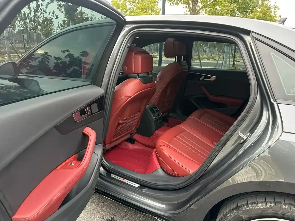 Audi A4L 2024 из CN, фото 3