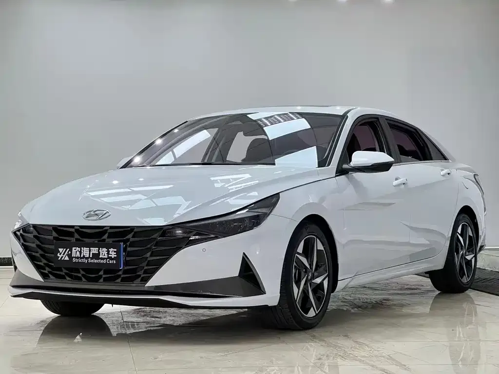Hyundai Elantra — фото 1