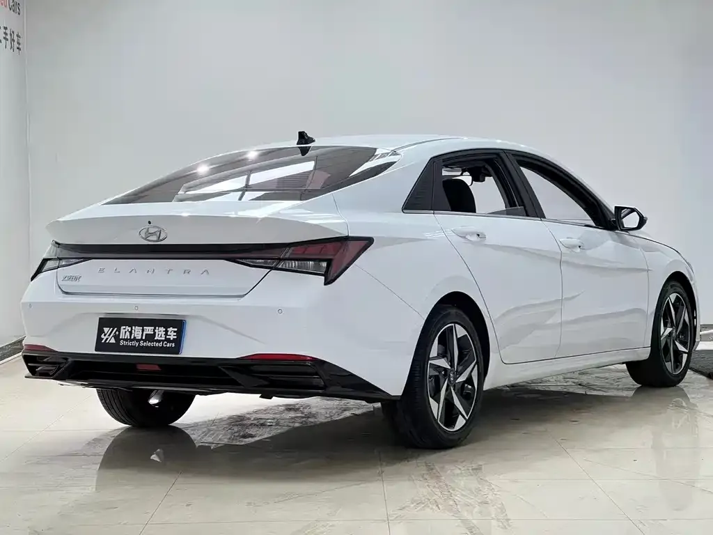 Hyundai Elantra — фото 5