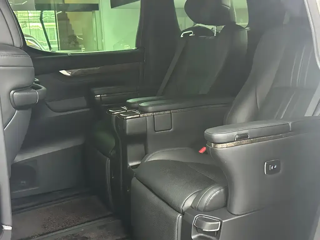 Toyota Alphard 2023 из CN, фото 2