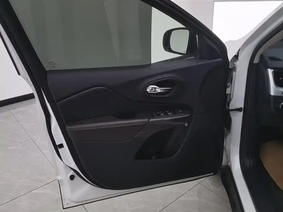 Jeep Cherokee 2021 из CN, фото 10