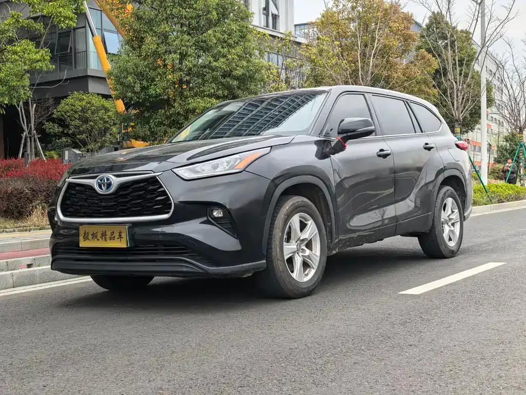 Toyota Highlander — фото 1