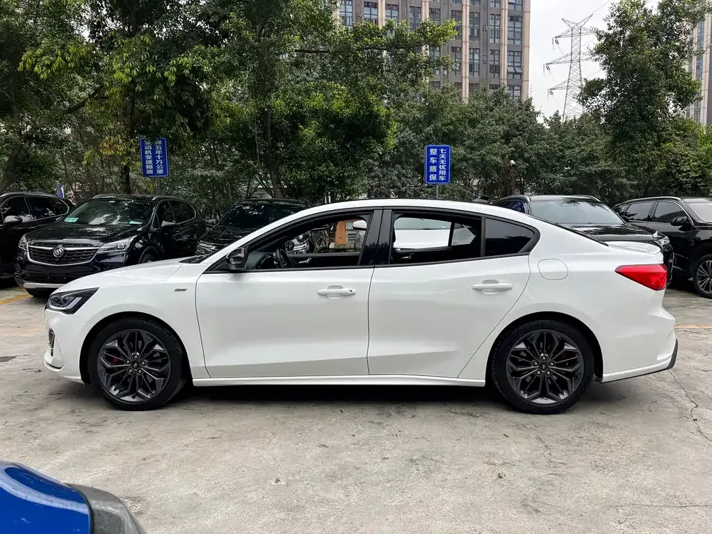 Ford Focus 2023 из CN, фото 10
