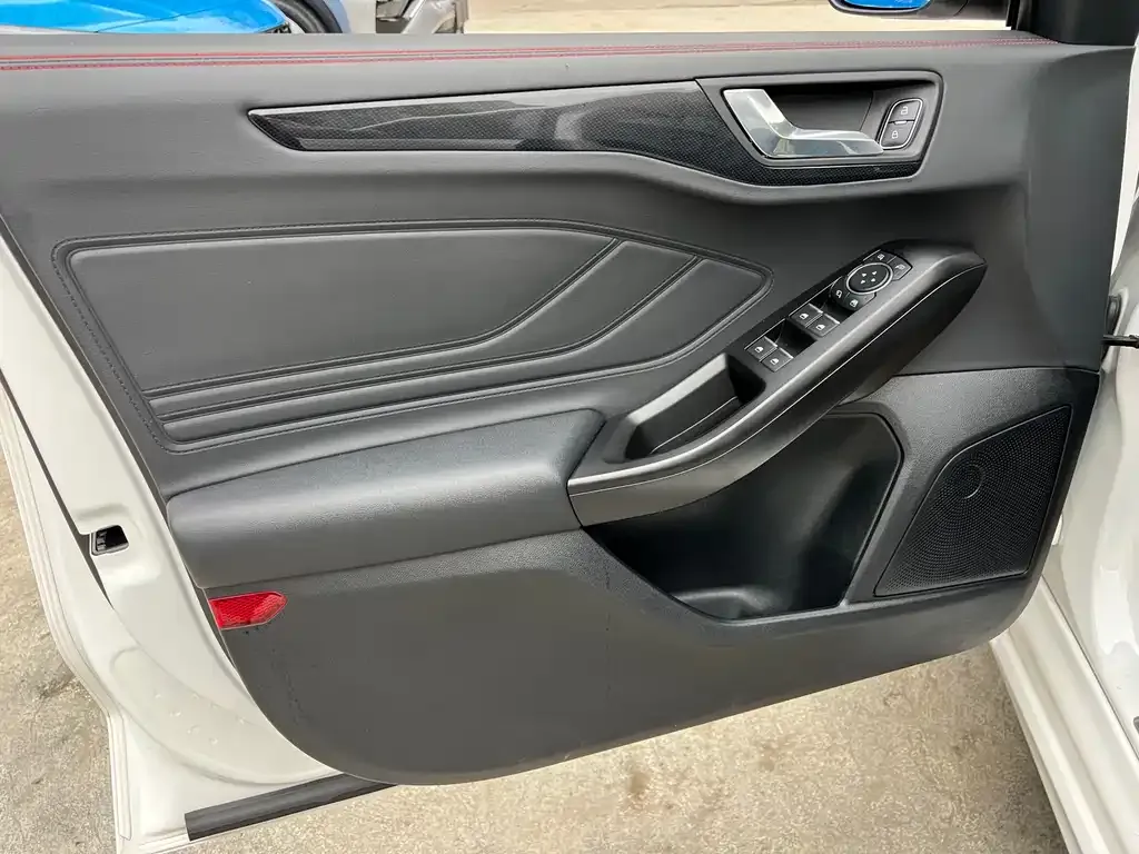 Ford Focus 2023 из CN, фото 4