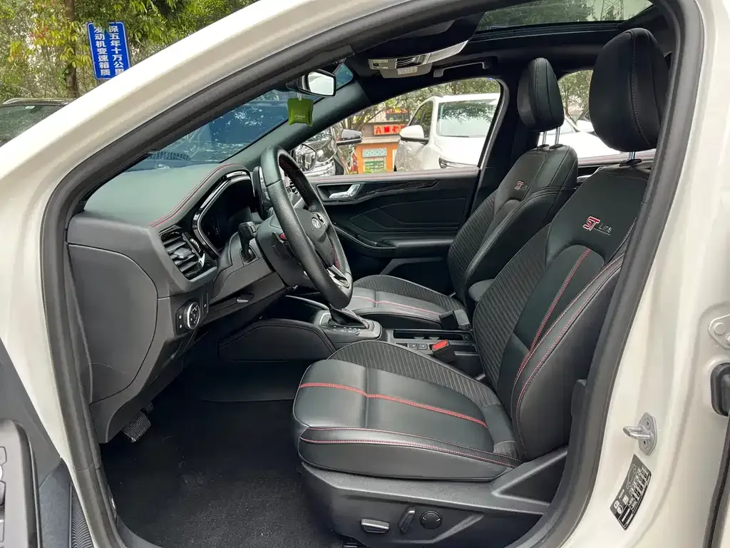 Ford Focus 2023 из CN, фото 6