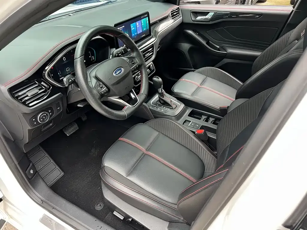 Ford Focus 2023 из CN, фото 8