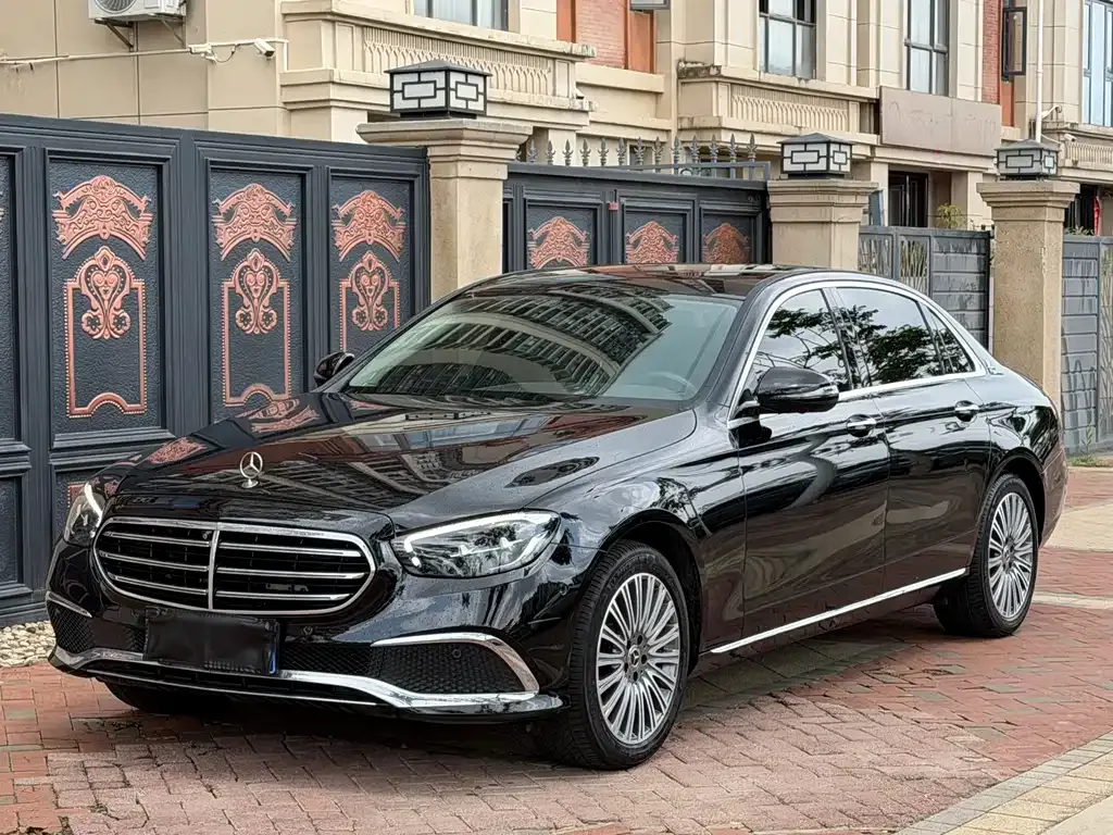 Mercedes-Benz E-Class — фото 1