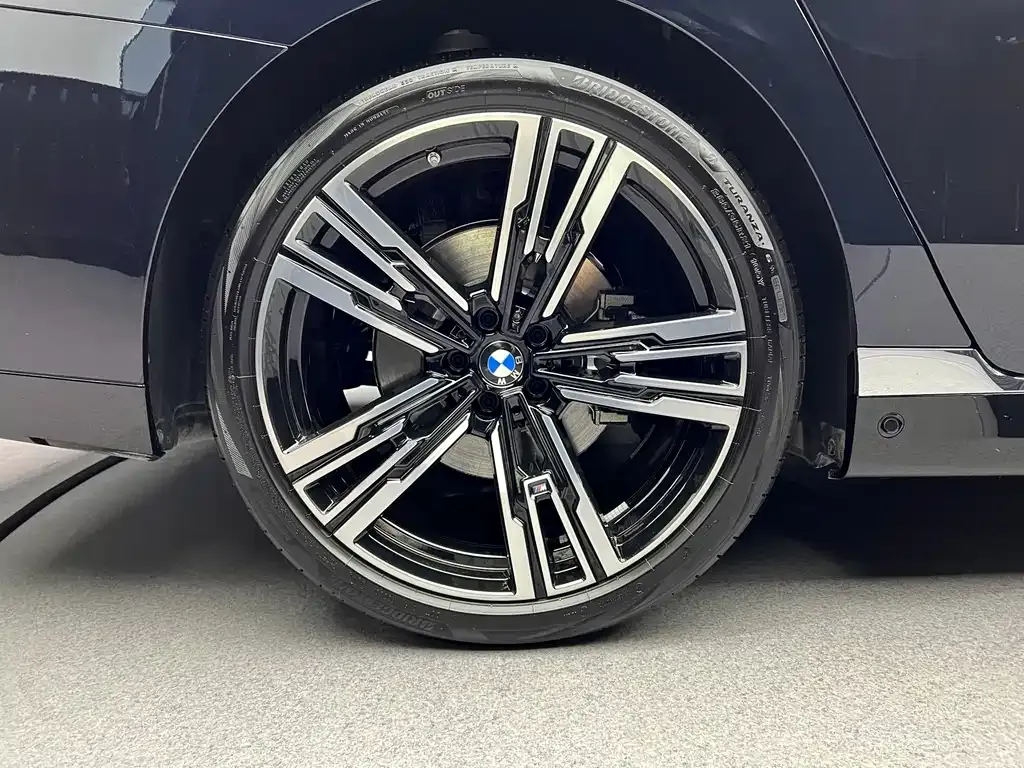 BMW 7 Series 2024 из CN, фото 8