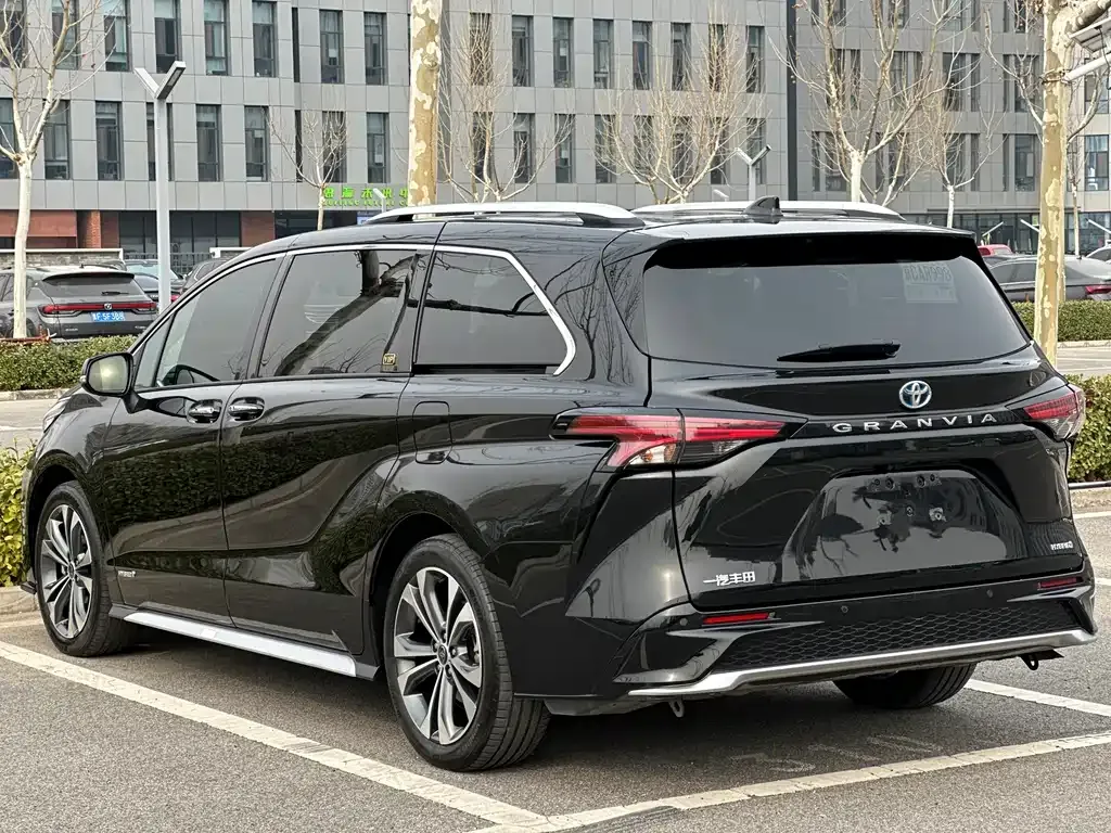 Toyota Granvia 2023 из CN, фото 10