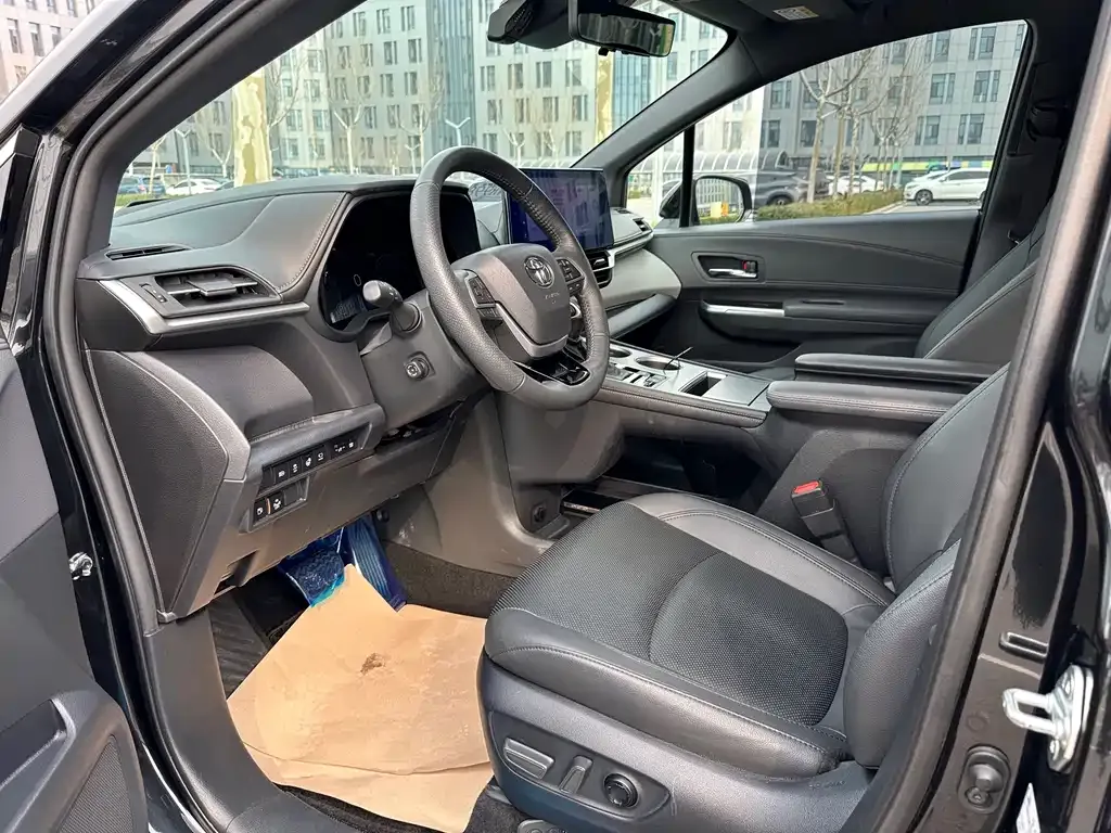 Toyota Granvia 2023 из CN, фото 6