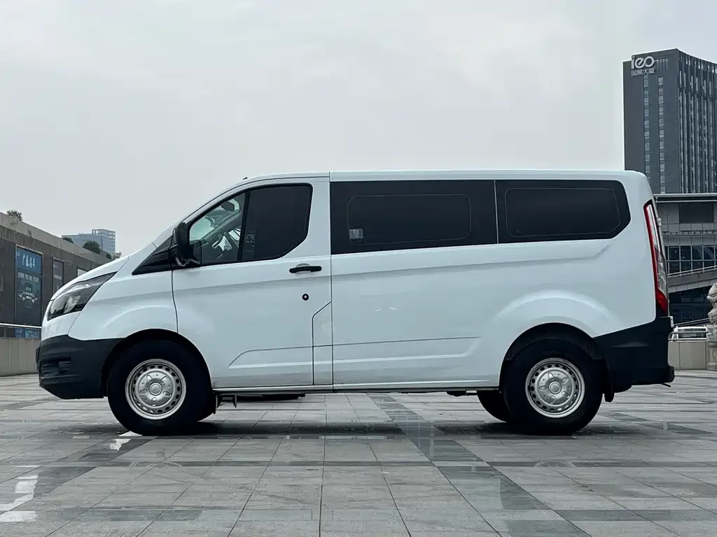 Ford Transit — фото 9