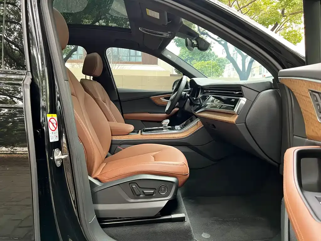Audi Q7 2023 из CN, фото 2