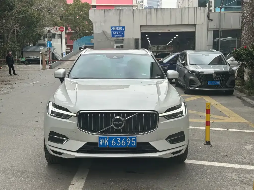 Volvo XC60 — фото 1