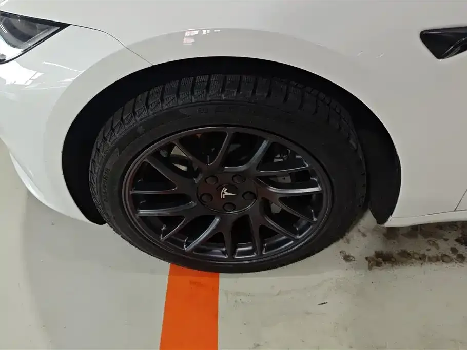Tesla Model 3 — фото 10
