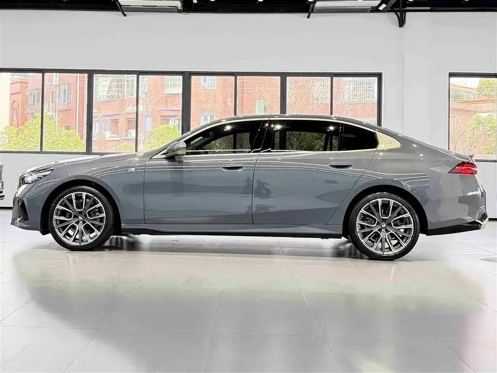 BMW 5 Series 2024 из CN, фото 8
