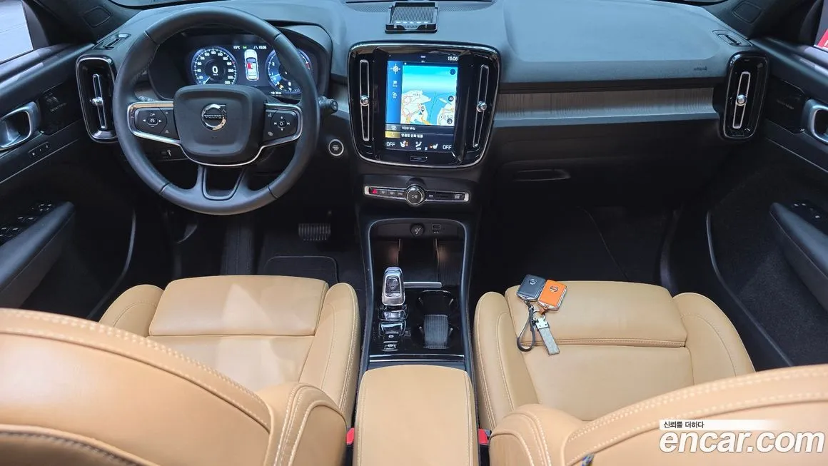 Volvo XC40 — фото 10