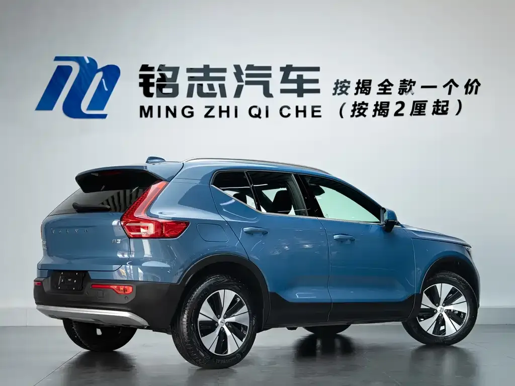Volvo XC40 — фото 10