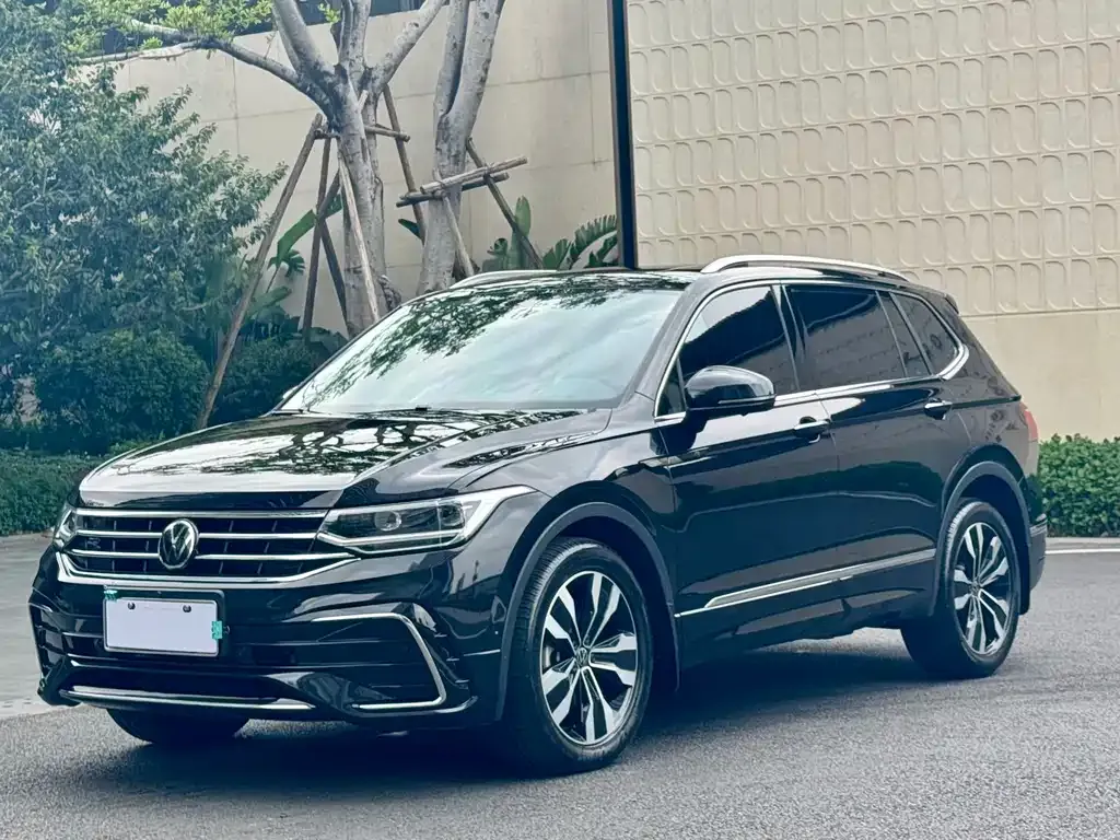 Volkswagen Tiguan L — фото 1