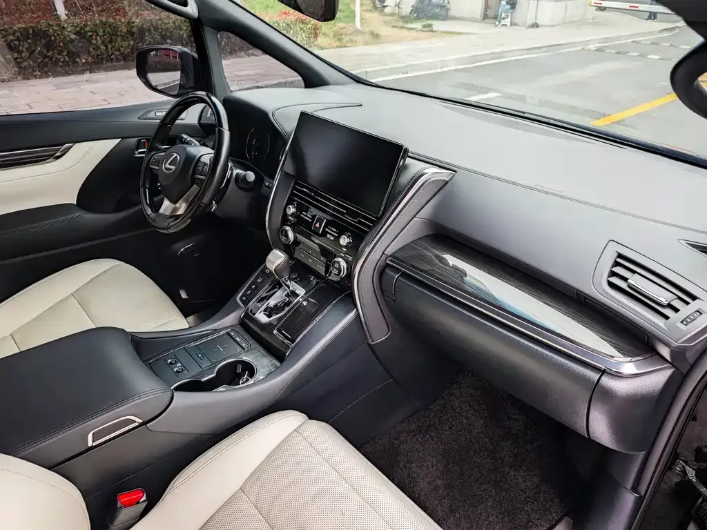 Lexus LM — фото 5